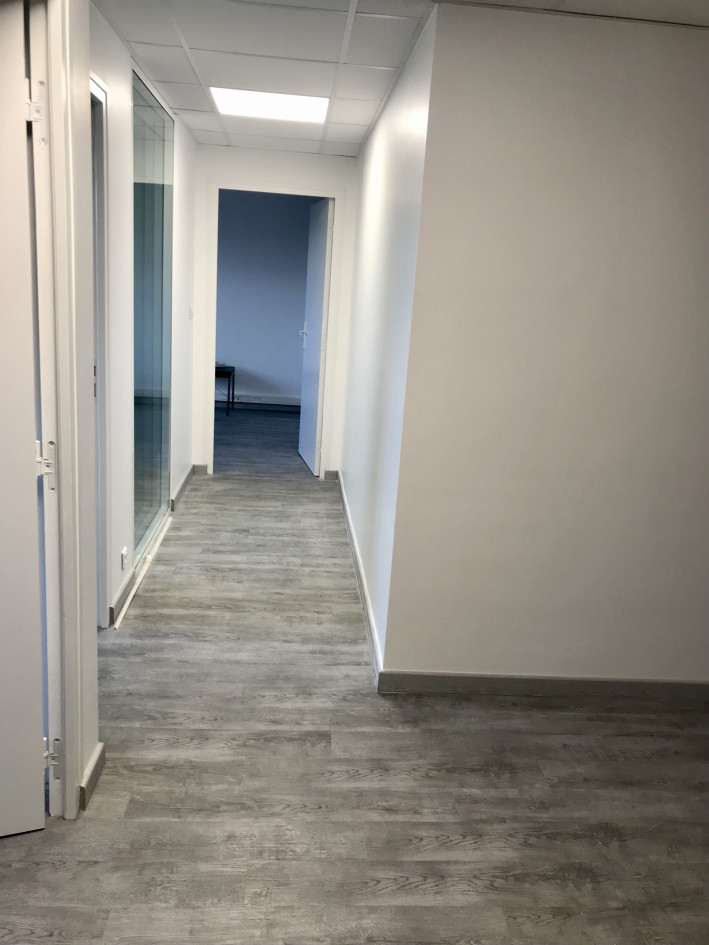 Locaux professionnels de 11 et 14 m² à louer au cœur de Châtillon (92), proche de Paris et facilement accessible en transports (métro ligne 13, tram T6, bus).