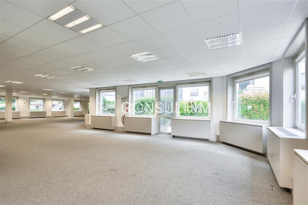 A proximité du Pont de Suresnes, à vendre des bureaux de 312 m² au RDC