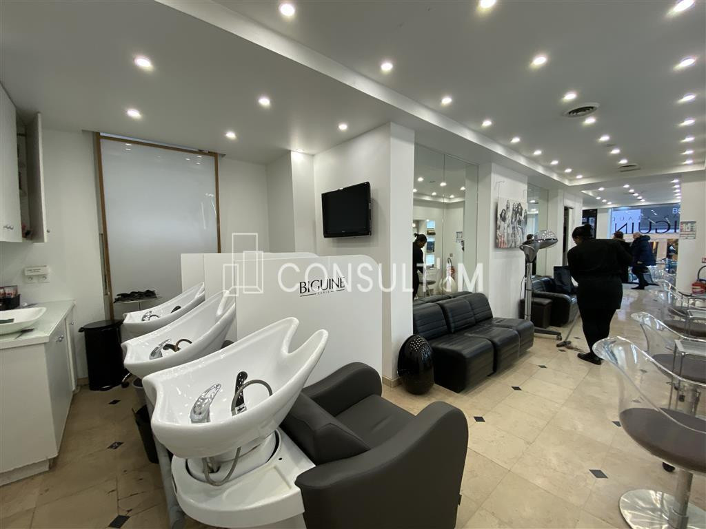 Saint Lazare, à louer une boutique de 98 m² de plain pied