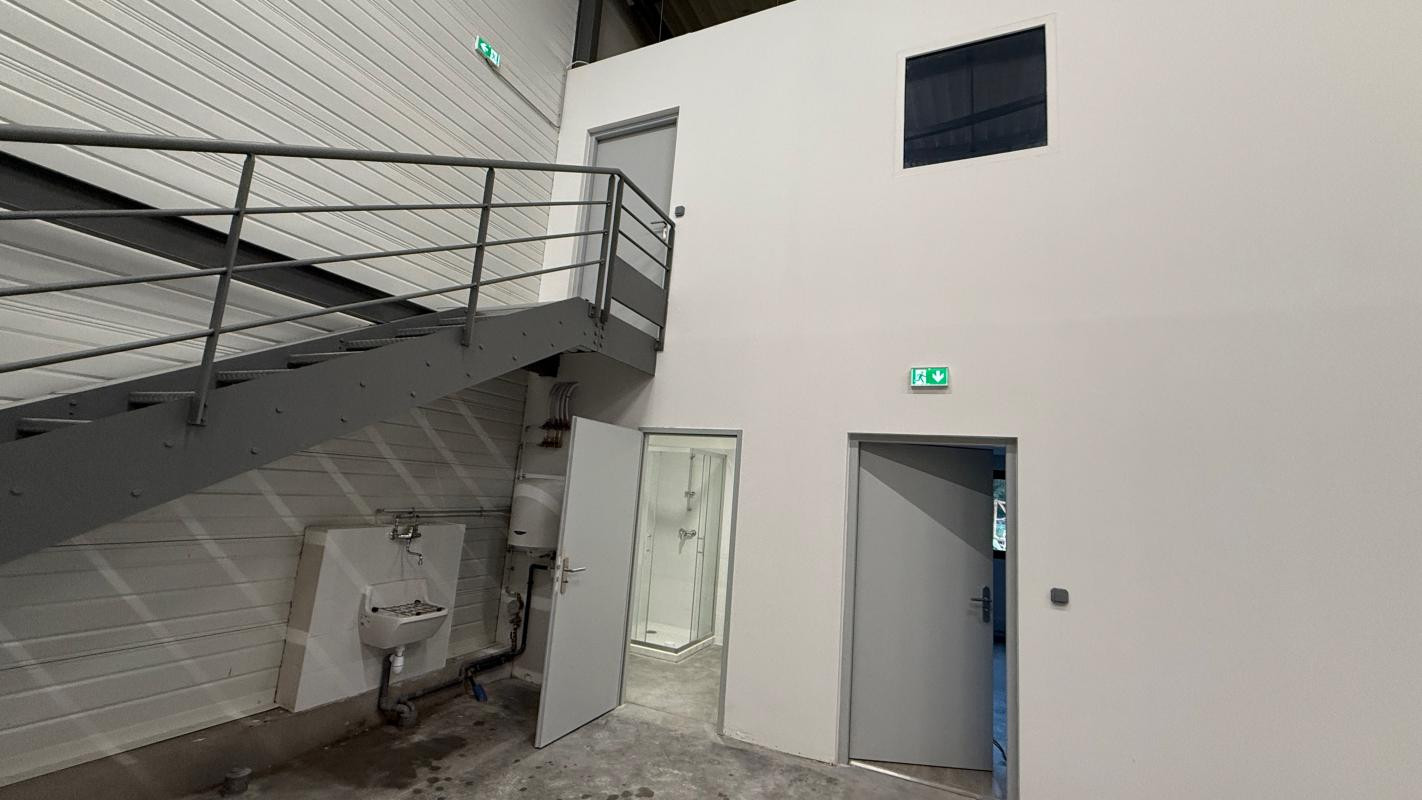Local 155 m2 : Local d'activité avec bureaux climatisés, électricité gratuite