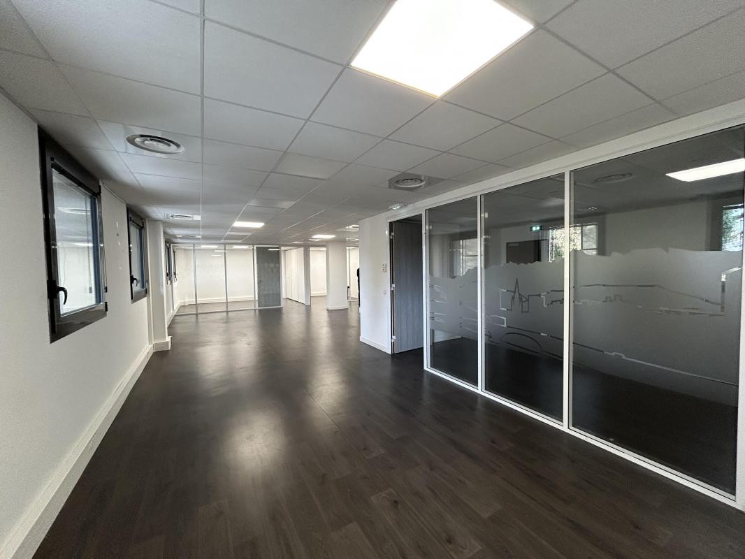 Location - Bureau - 197 m² - 25 610 €/an HC HT -