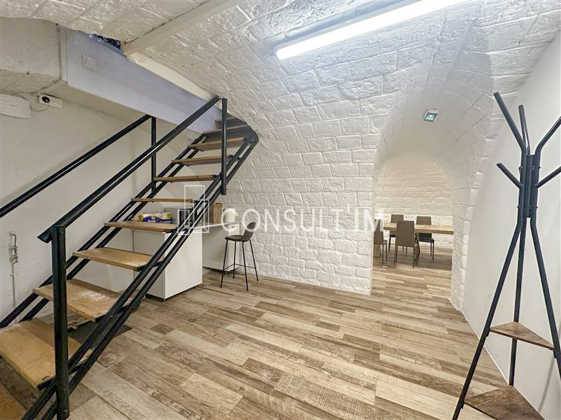 Bureaux à louer avec un beau linéaire de vitrine