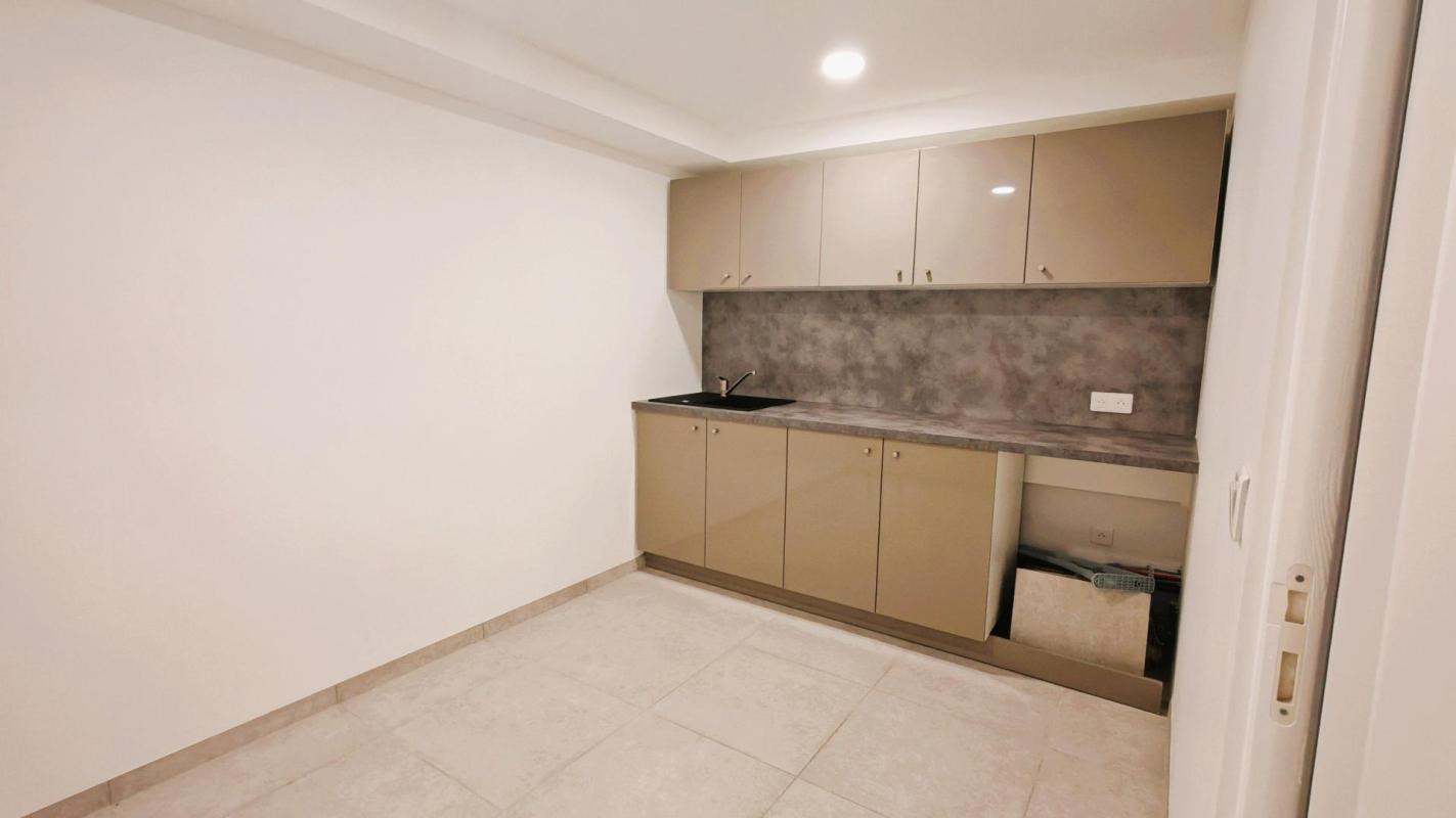 À louer – Local professionnel neuf 80 m² – Fréjus Zone Capitou
