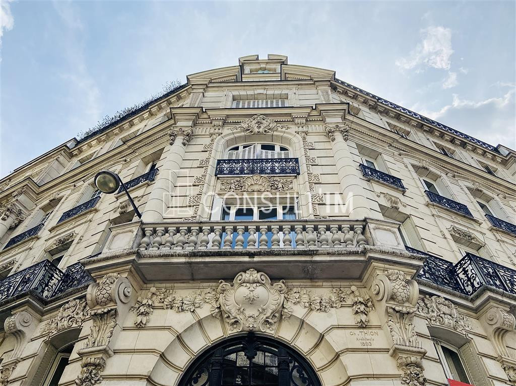 Locaux avec parquet, moulures et cheminées au sein d'un immeuble Haussmannien