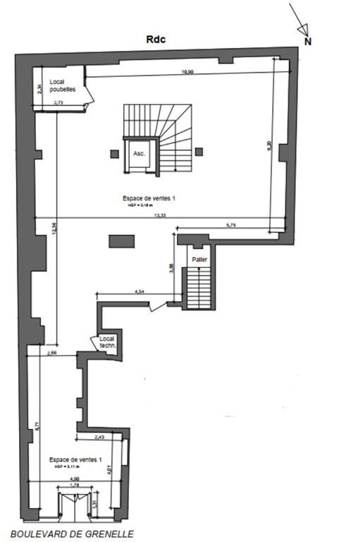 Au pied du métro Dupleix, boutique de 327 m²