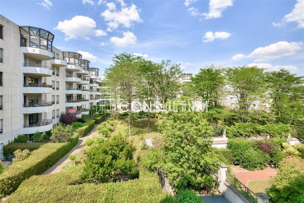 A proximité du Pont de Suresnes, à vendre des bureaux de 374,3m² eau 2ème étage