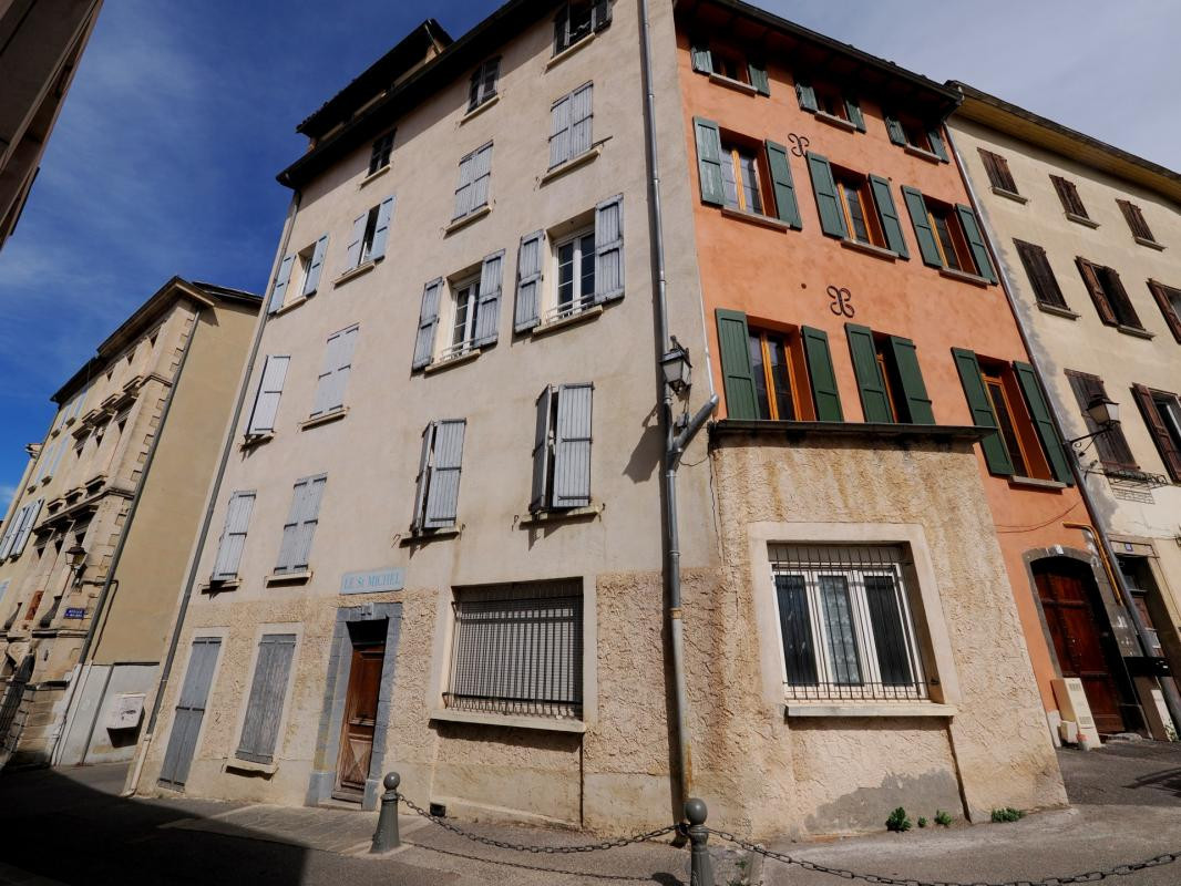 A VENDRE A DIGNE LES BAINS LOT DE 15 APPARTMENTS DONT 8 A RENOVER , PLEIN CENTRE VILLE