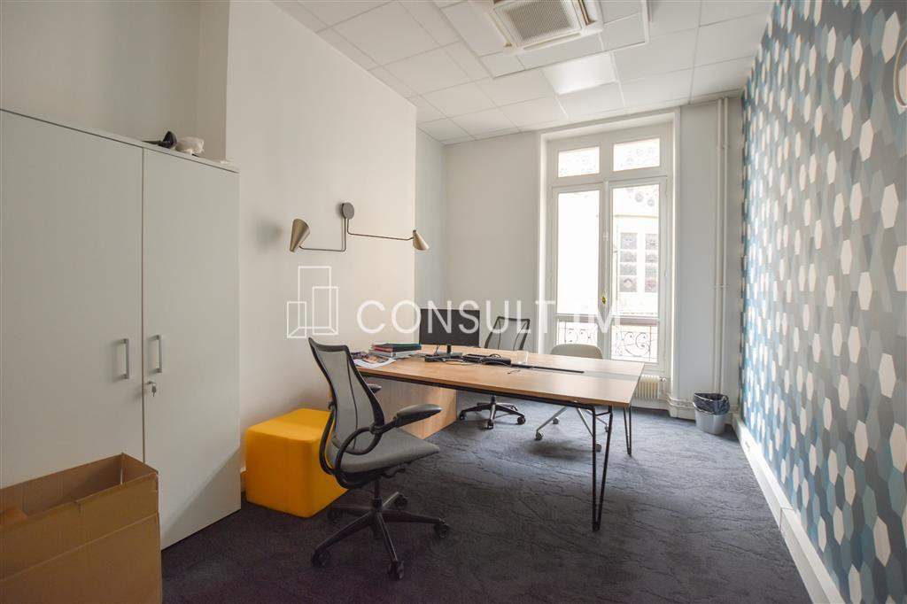 Notre Dame de Lorette/Etienne d'Orves, Bureaux avec balcon filant