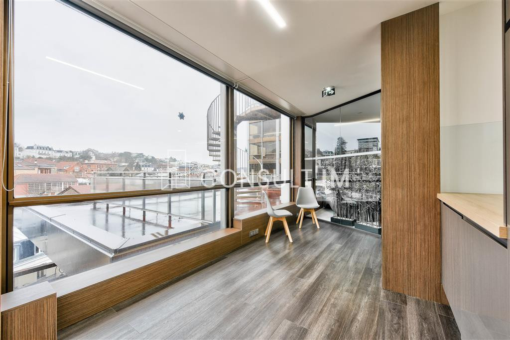 Dans un complexe immobilier de bureaux au pied de l'A13 et du Pt de St Cloud