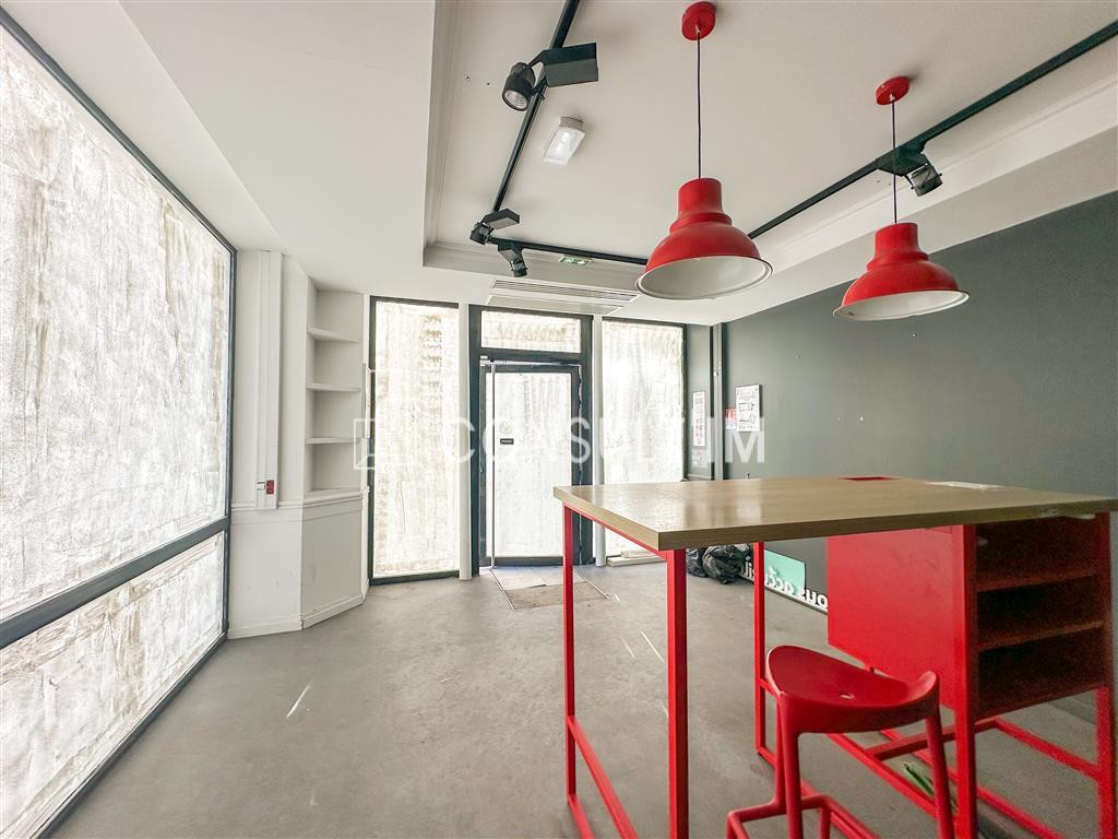 Idéalement située dans un quartier très commerçant, belle boutique d'angle en LOCATION PURE