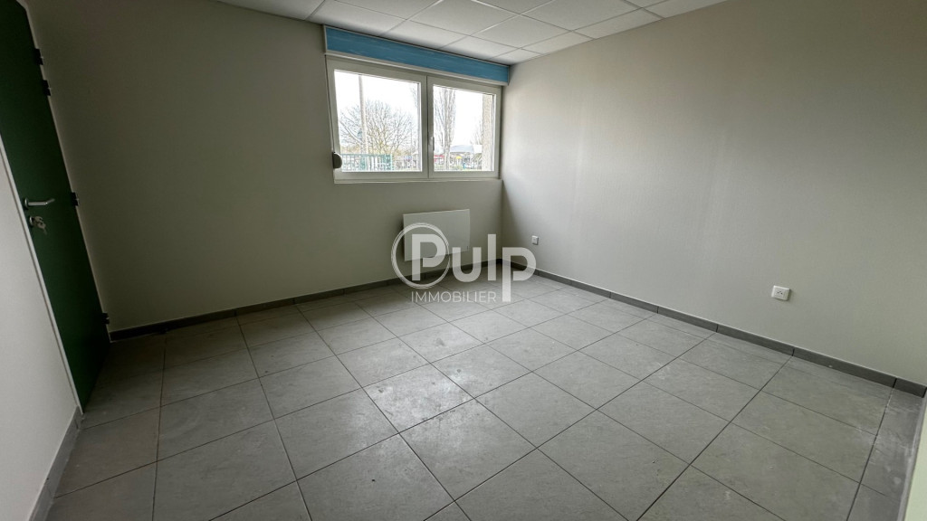 Ensemble de bureaux avec showroom, accueil et parkings