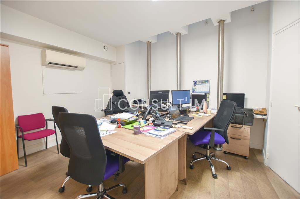 Boutique climatisée à usage de bureaux sur deux niveaux