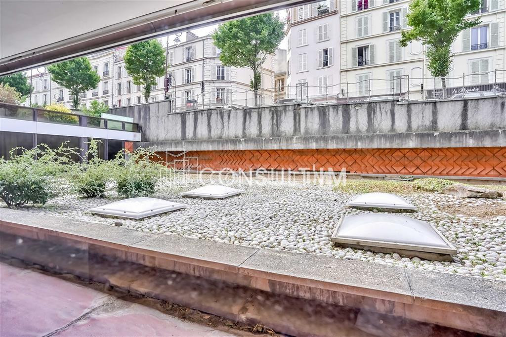 Au pied de l'A13 et à proximité du métro Pont de St Cloud
