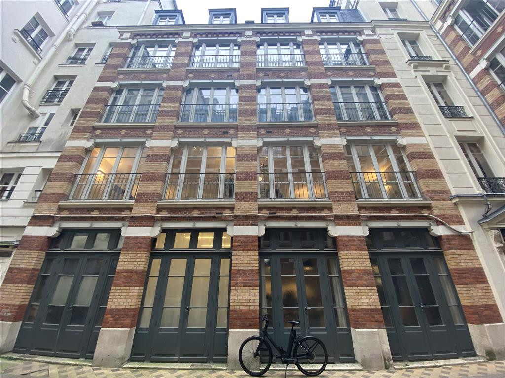 A deux pas de la place de la République, à louer bureaux sur cour