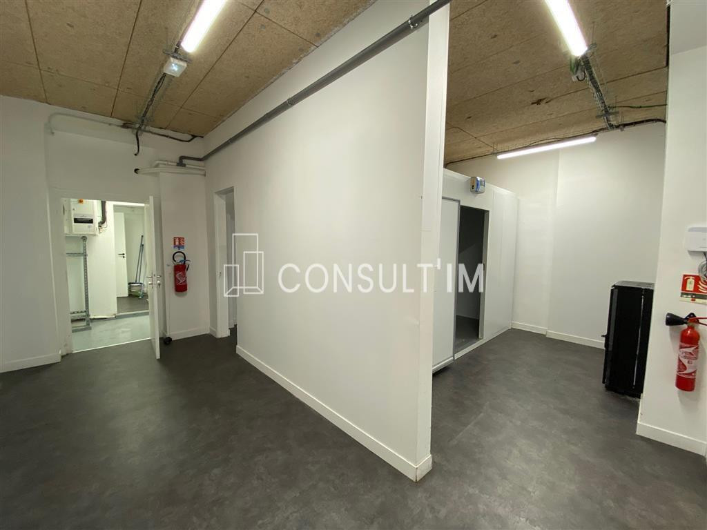 A louer, rue très commerçante, en location pure un local commercial de 104m² dont 76m² en rdc