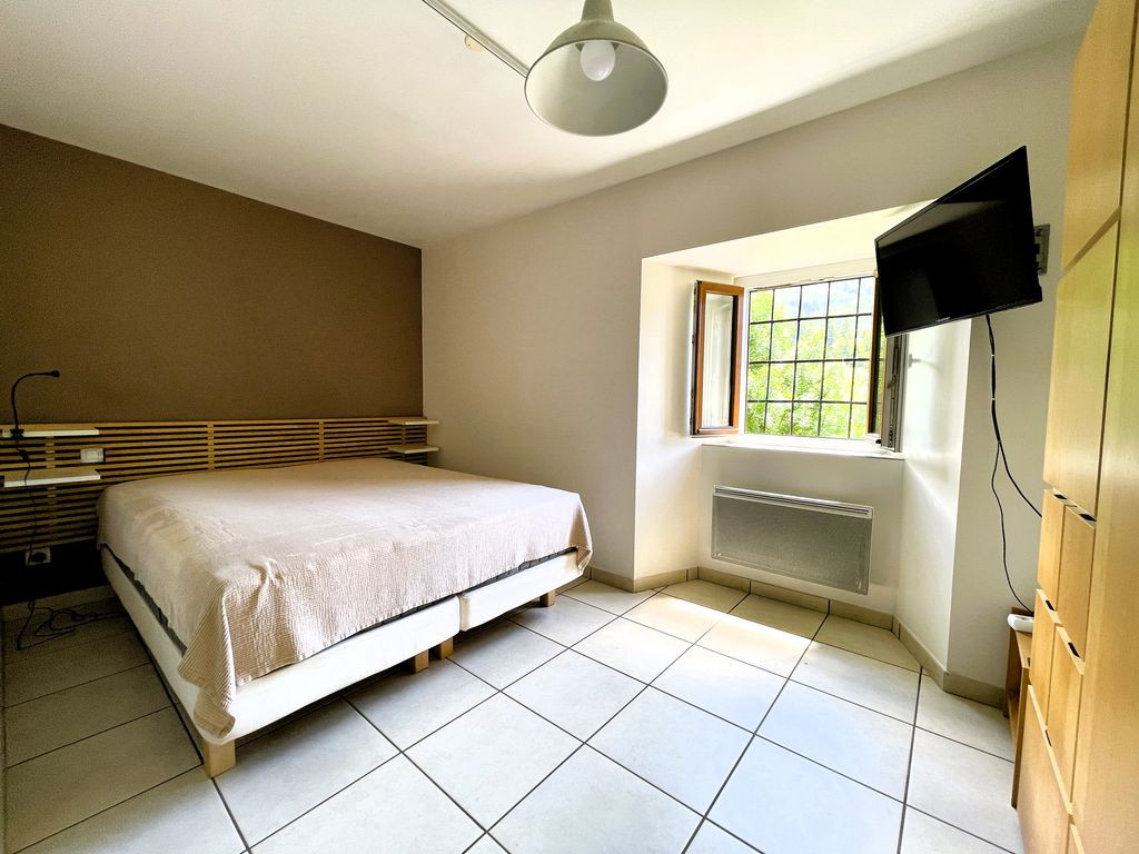 Propriété composée de 4 appartements + Terrain + Garage