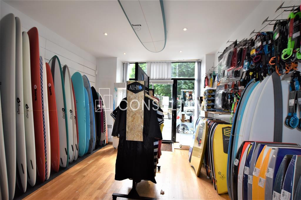 Consult'Im vous propose une boutique de 56 m² dans un bel immeuble en pierre de taille