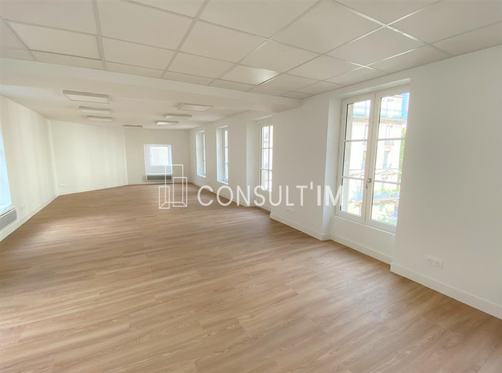 Bureaux en très bon état sur cour proche quai de seine