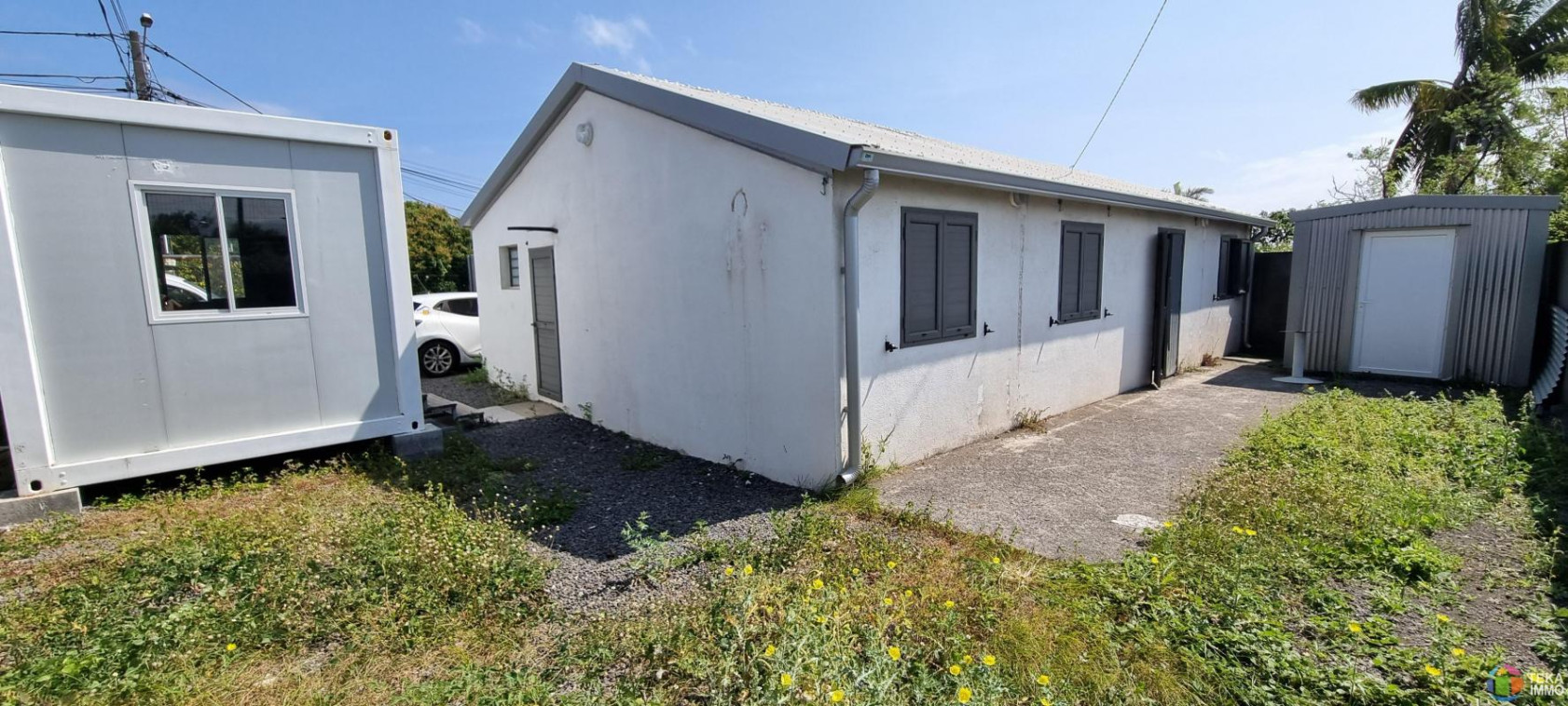 A LOUER LOCAL DE 85 M² AVEC TERRAIN DE 300M² ST PIERRE (JOLIFOND)