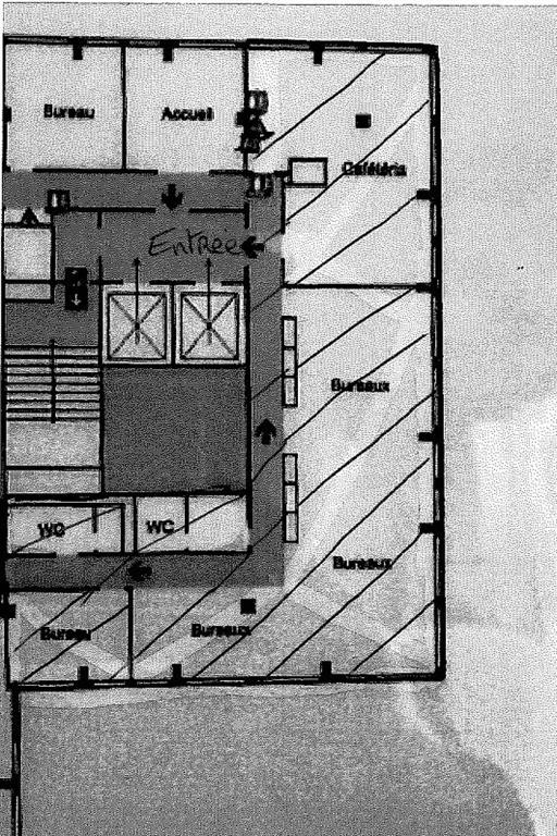 Dans un complexe immobilier de bureaux au pied de l'A13 et du Pont de St Cloud