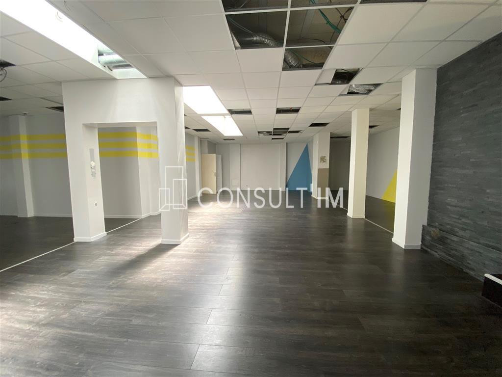 En location pure sans pas de porte ni cession, boutique de 308 m²