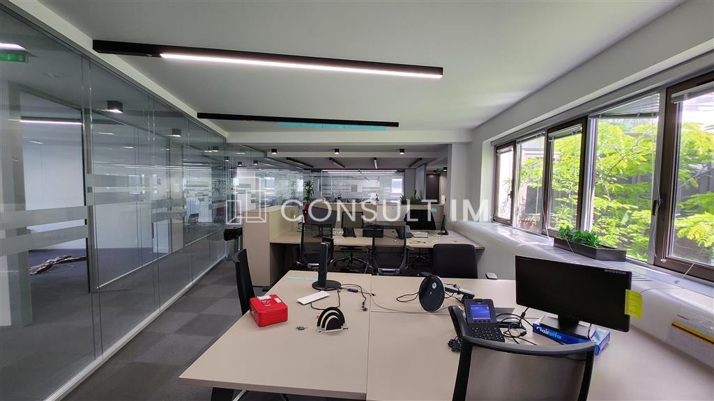 A louer,  dans un immeuble d'angle, une surface de 1807m²