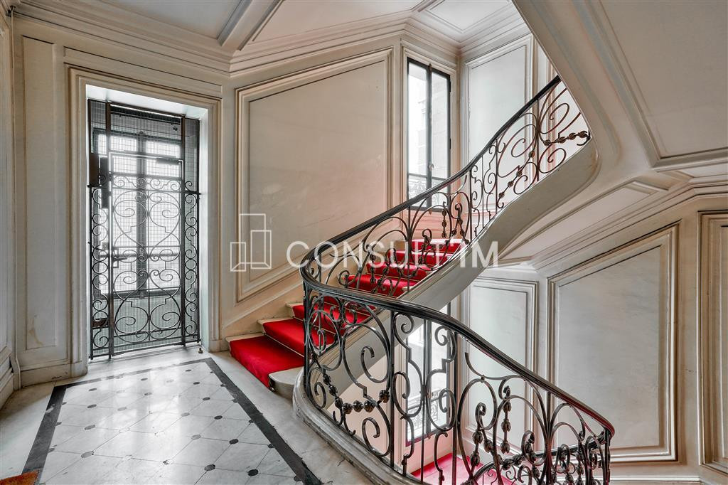 Beaux bureaux  A VENDRE dans un immeuble haussmannien de très bon standing