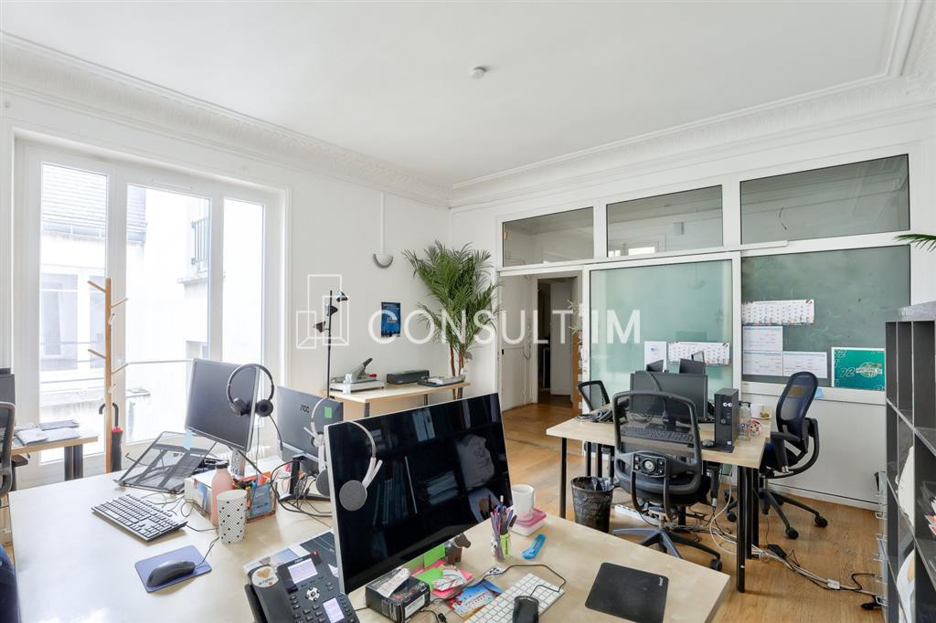 A deux pas de la Place de l'Opéra, bureaux avec moulures et cheminées