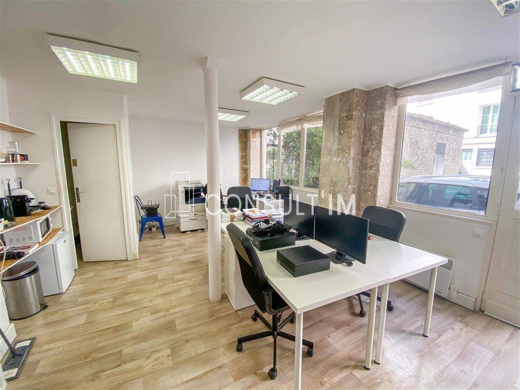 Bureaux atypiques sur cour pavée et partiellement arborée