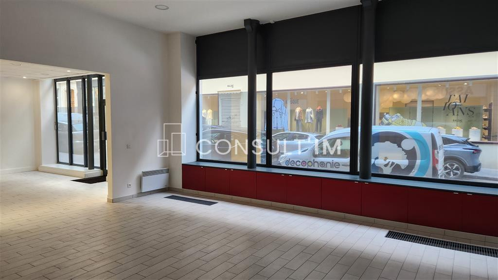 A l'angle de la rue d'Hauteville, locaux commerciaux à louer