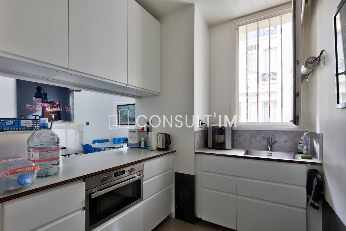 Au cœur du 6ème arrondissement, bureaux avec balcon et hauteur sous plafond