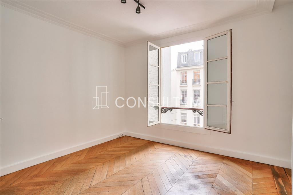 Bureaux bien entretenus, traversants, en étage élevé au cœur du QCA