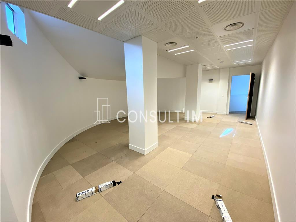 Métro Louise Michel, dans un immeuble Art Déco à louer une surface de bureaux de 587 m²