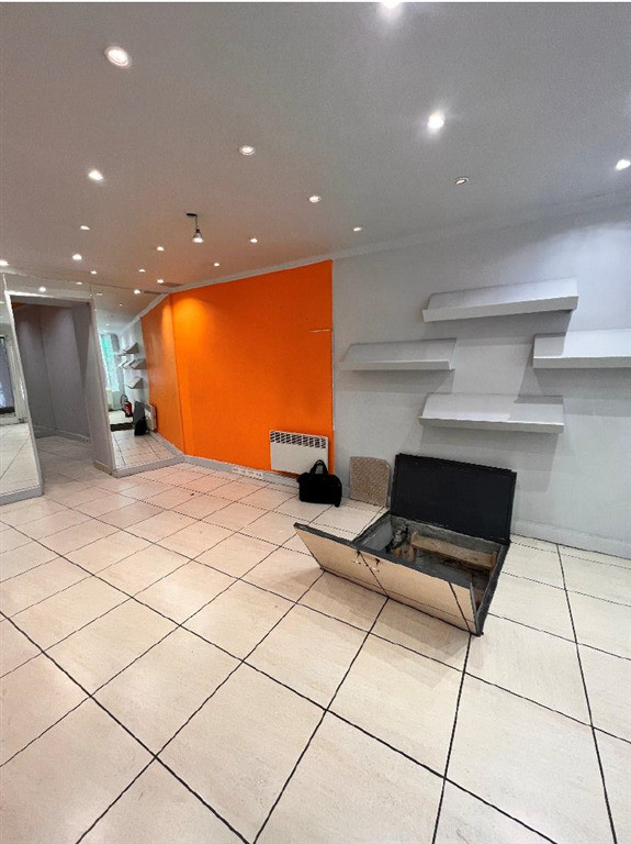 A louer, Local commercial de 57m² face au métro Félix Faure