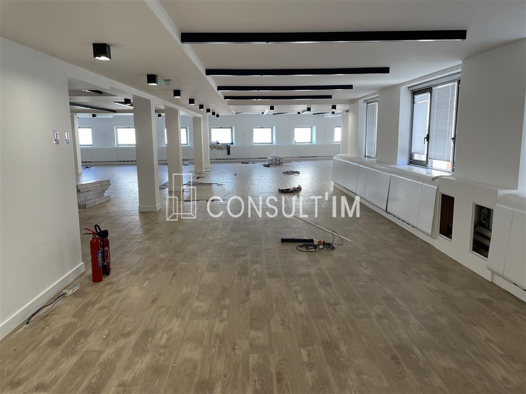 A louer,  dans un immeuble d'angle, une surface de 1220m²