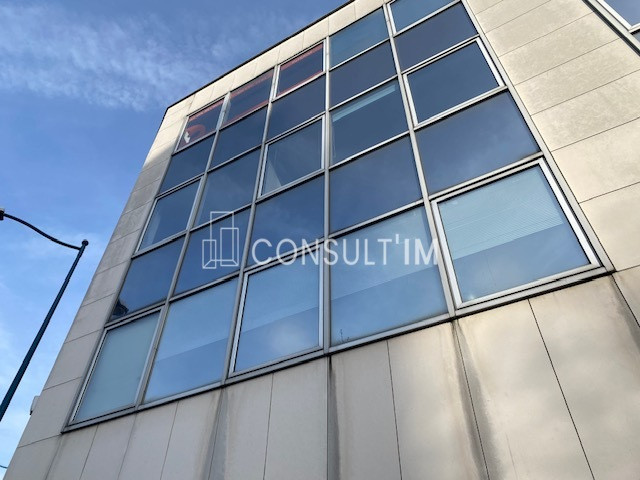 Bureaux  très fonctionnels et lumineux, et locaux d'Activité à proximité du métro l.5