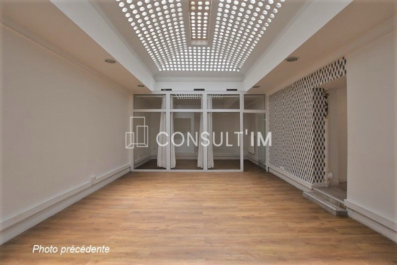 Bureaux atypiques en RDC avec grande verrière donnant sur une charme cour arborée