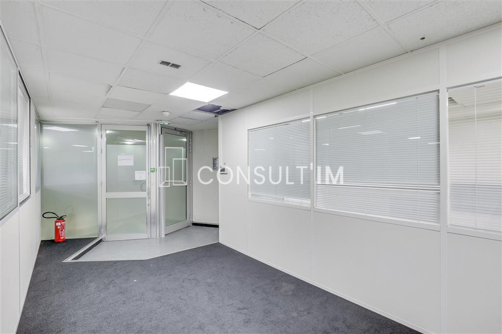Au pied du Pont de St Cloud, surface mixte, activité-bureaux, à louer de 607m²