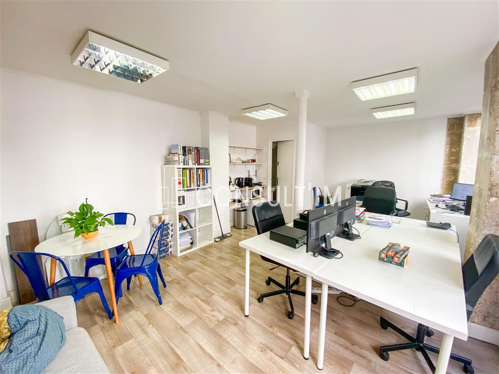 Bureaux atypiques sur cour pavée et partiellement arborée