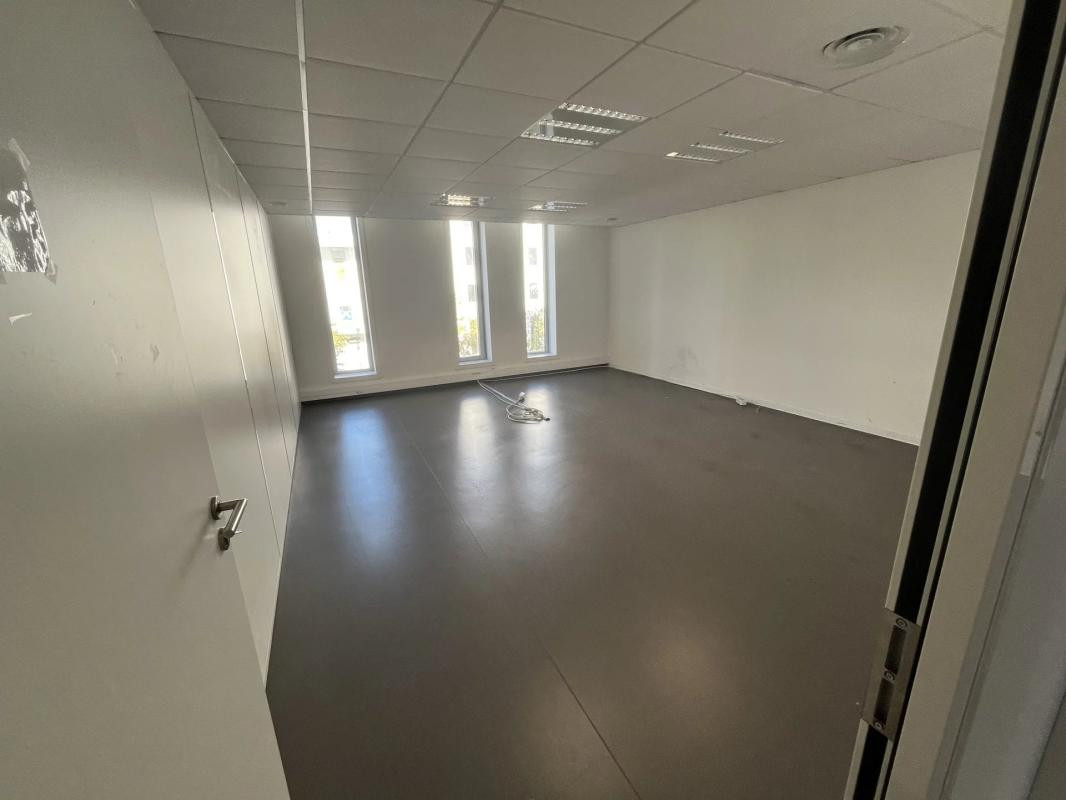 A LOUER, BUREAUX, SURFACE 167 m² ENVIRON, + 3 PARKINGS PRIVATIFS SECTEUR NICE OUEST