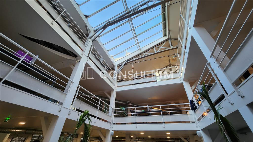 Bureaux à louer dans un bel immeuble indépendant avec cour intérieur de 124m²