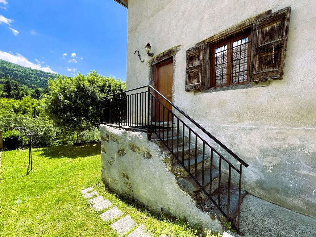 Propriété composée de 4 appartements + Terrain + Garage