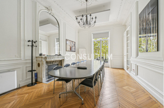 Avenue des Champs-Elysées, beaux bureaux climatisés avec parquet, moulures et cheminées