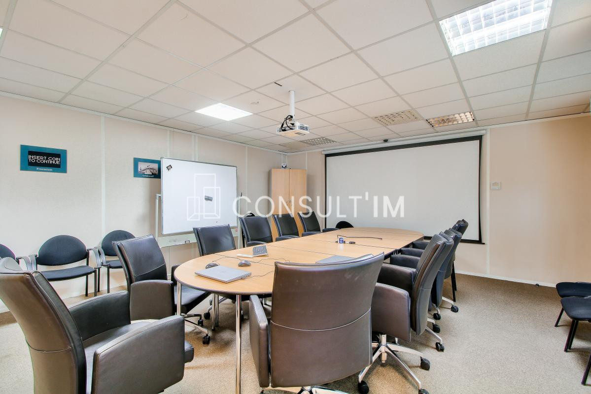 Grands bureaux traversants 411m² dans un immeuble industriel style Eiffel