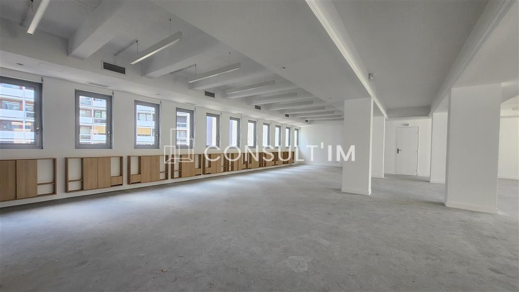 Plateau de bureaux en étage élevé livré rénové. Bureaux fonctionnels et lumineux