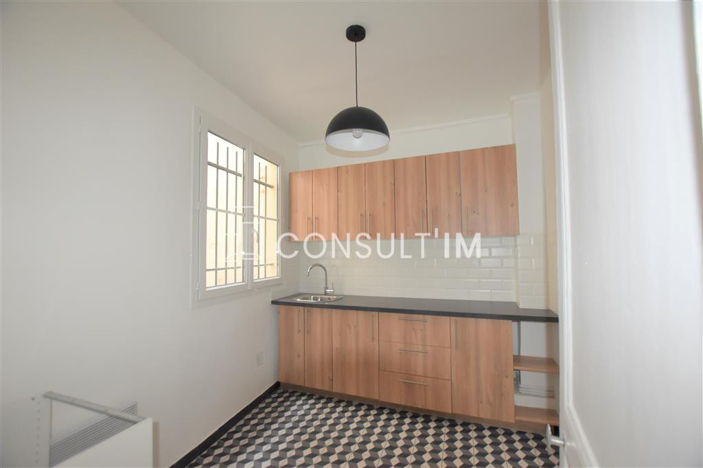 Dans le 10ème arrondissement, bureaux à louer de 122 m² au RDC avec terrasse