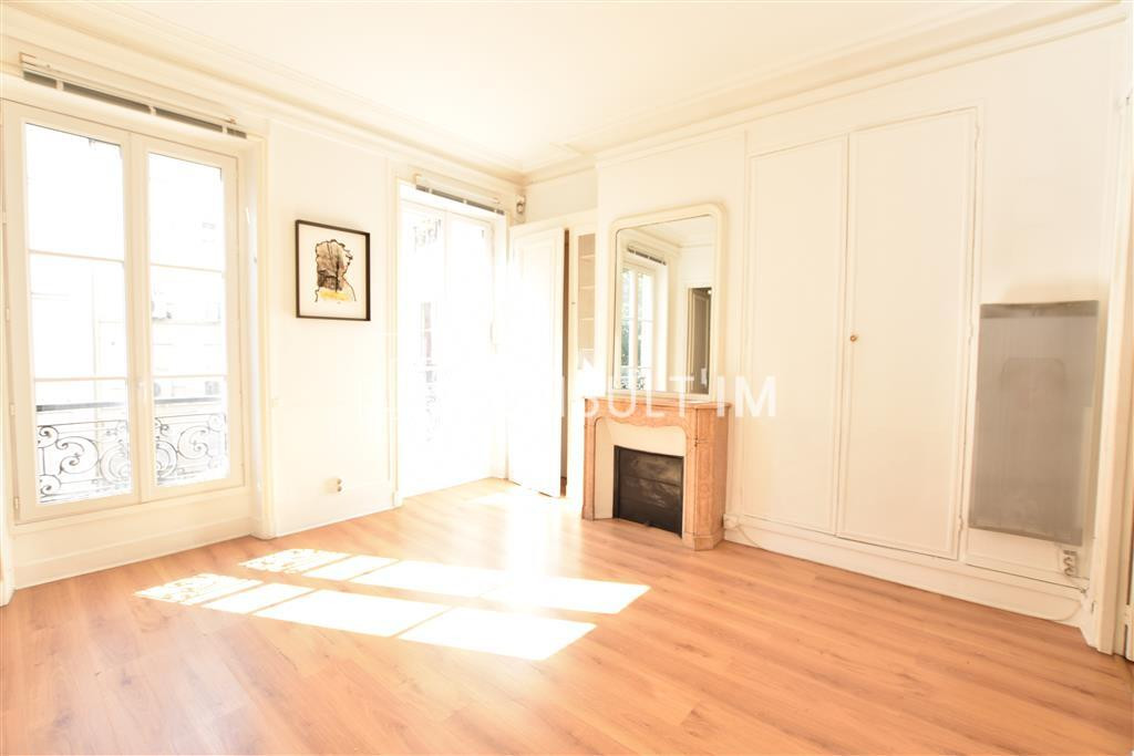 Beaux bureaux câblés avec parquet, moulures et cheminées