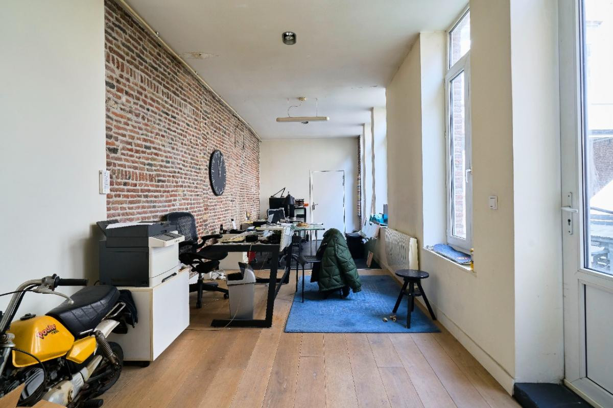 Vieux Lille immeuble de bureaux avec appartement et parkings