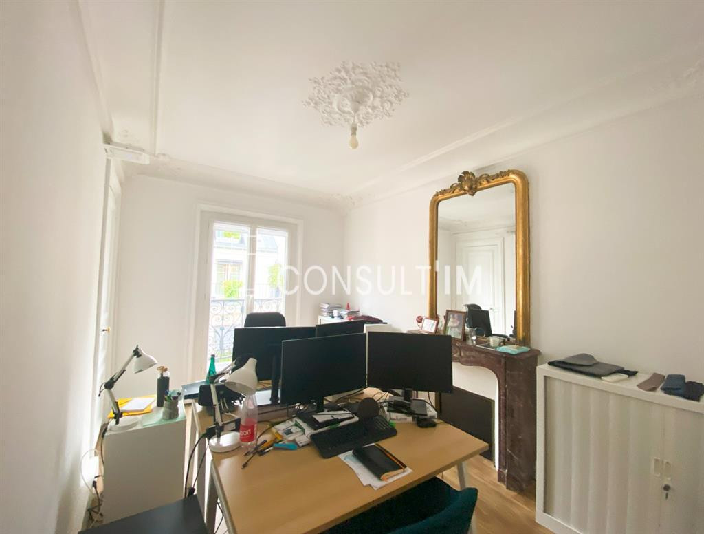 A louer bureaux lumineux et climatisés avec parquet, moulures, cheminées, balcon filant