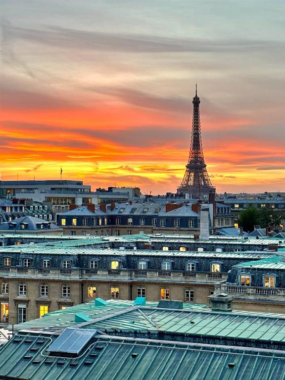 Dans un bel immeuble d'angle, à louer bureaux climatisés avec vue dégagée sur Paris